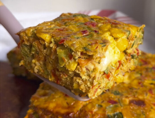 Soufflé de verduras sin harinas: la receta fácil y proteica que se hace en una sola fuente y resuelve la comida familiar