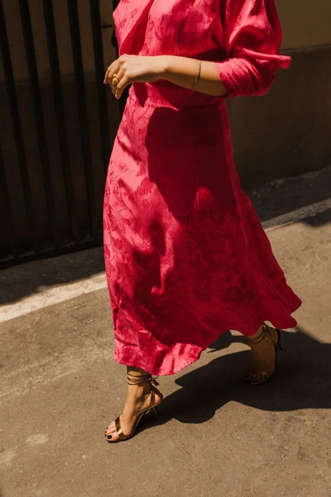Qué color de vestido usar con zapatos dorados o plateados