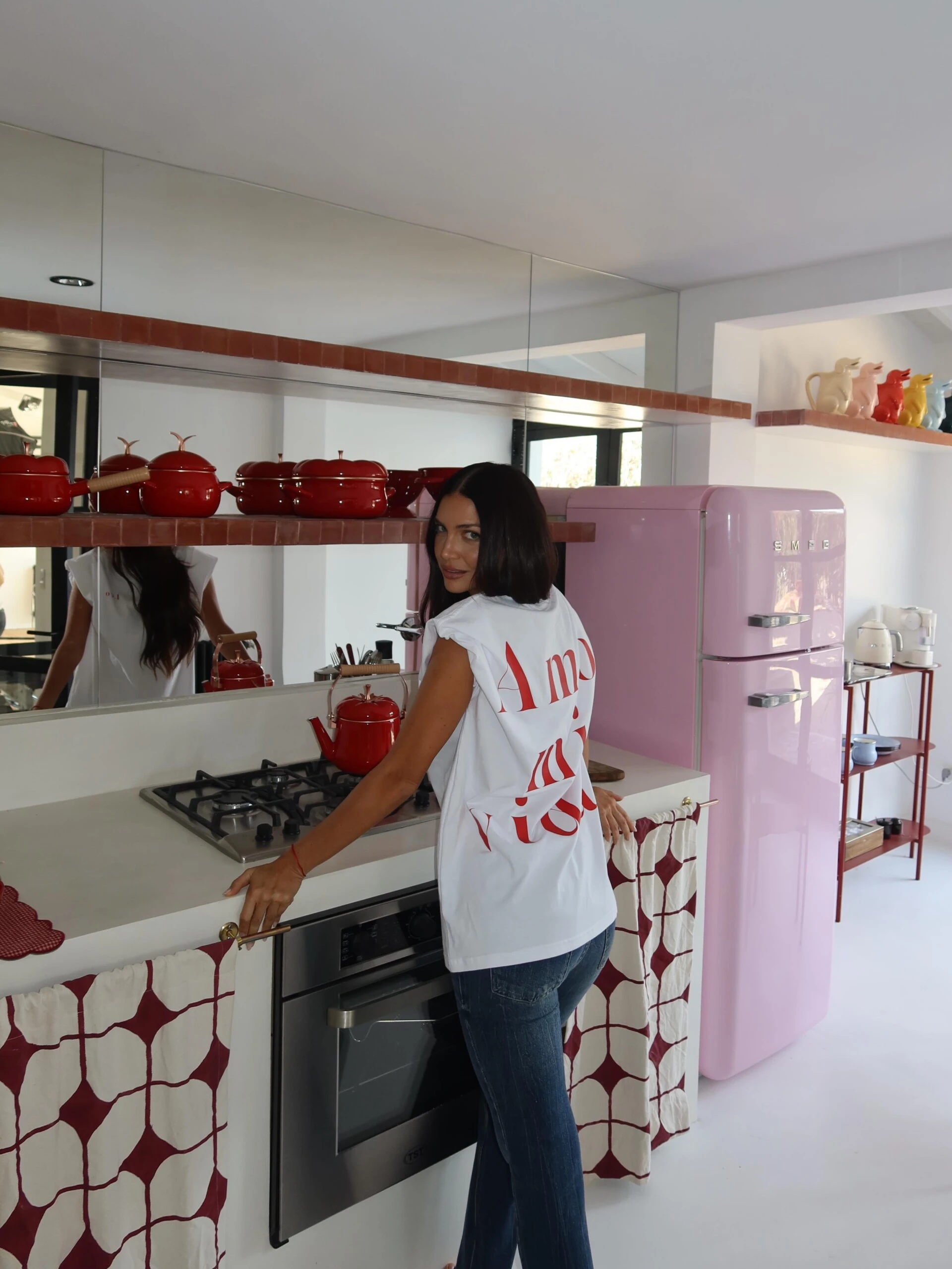 Zaira Nara tiene una cocina retro y colorida: el truco deco que usa para que todo se vea ordenado