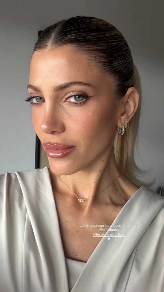 En cuanto al beauty look, Cande apostó por una piel luminosa, delineado sutil, iluminador en los lagrimales y labios delineados con gloss. 