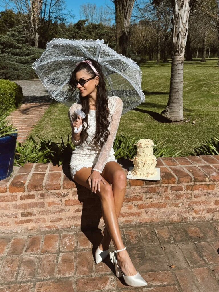 Emily apostó por accesorios que reforzaron la estética romántica del conjunto