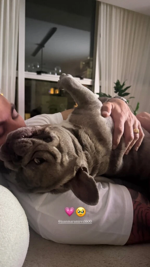 La influencer no realizó una dedicatoria explícita, pero acompañó la publicación con un corazón rosado y una carita emocionada.