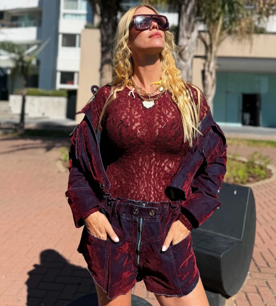 Debajo de la chaqueta, Nicole incorporó un body de encaje bordó que se convirtió en otra de las piezas centrales del tota look.
