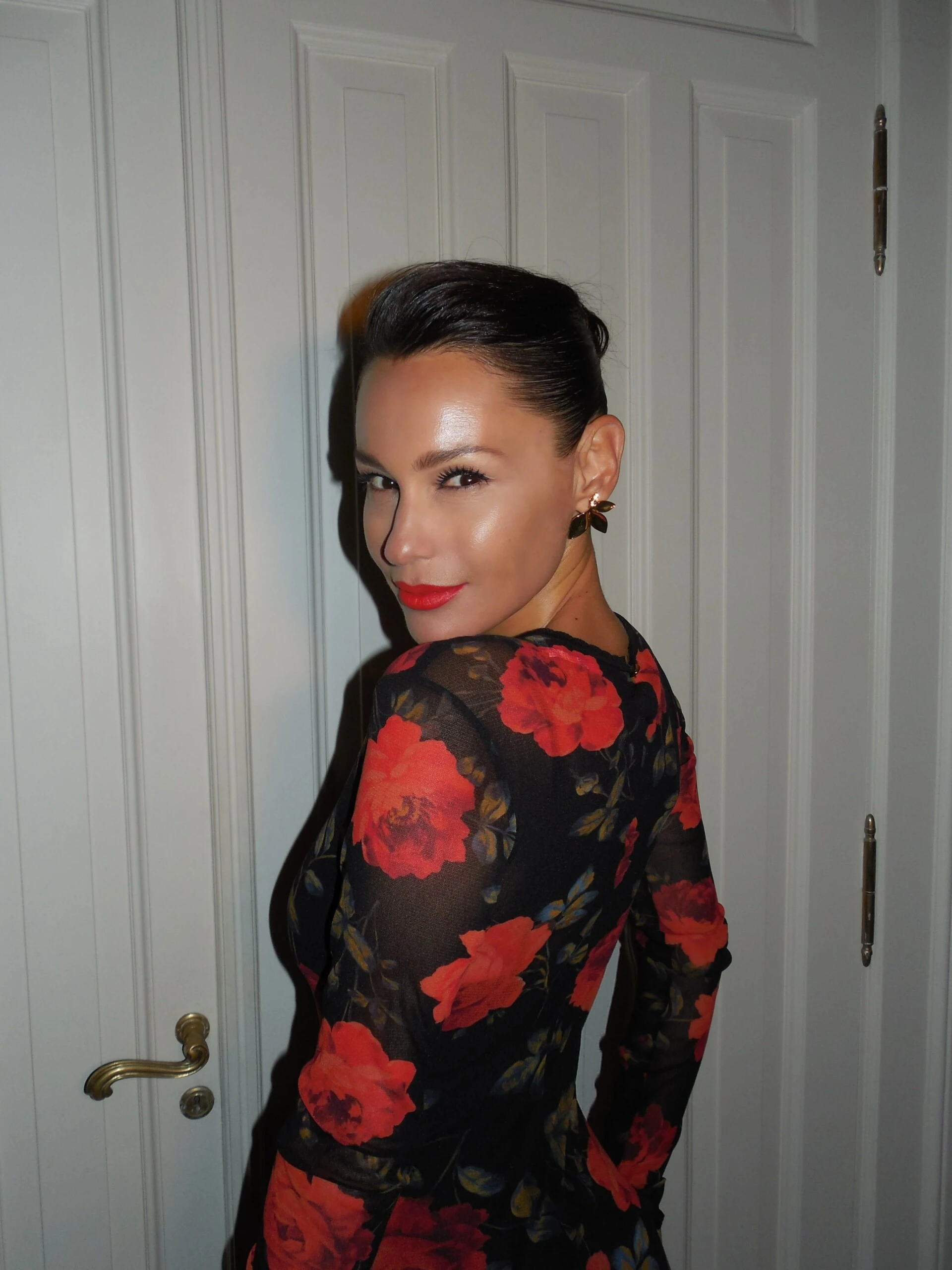 El secreto de Pampita para un look de alto impacto el estampado floral y los detalles en rojo que marcan tendencia 