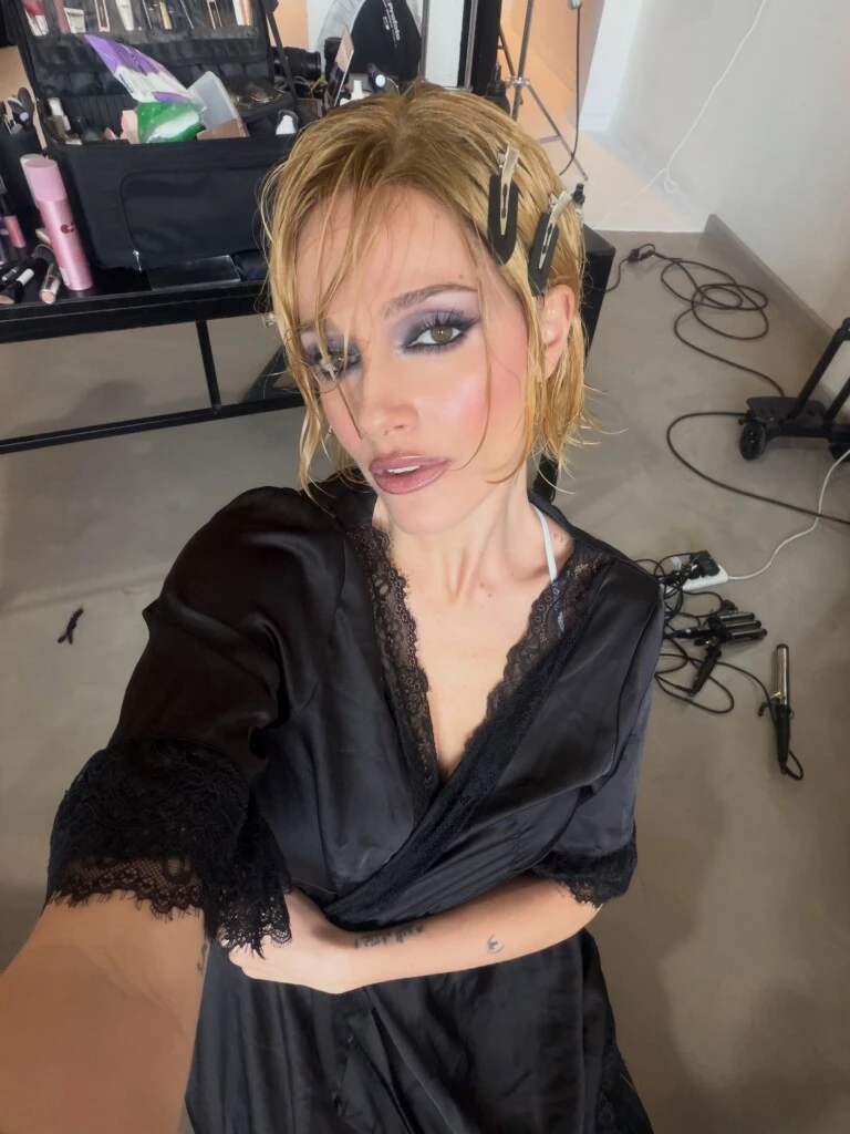 Sin embargo, el verdadero protagonista fue su cabello. La artista llevó un corte bob corto a la altura de la mandíbula, con flequillo desmechado en un rubio dorado.