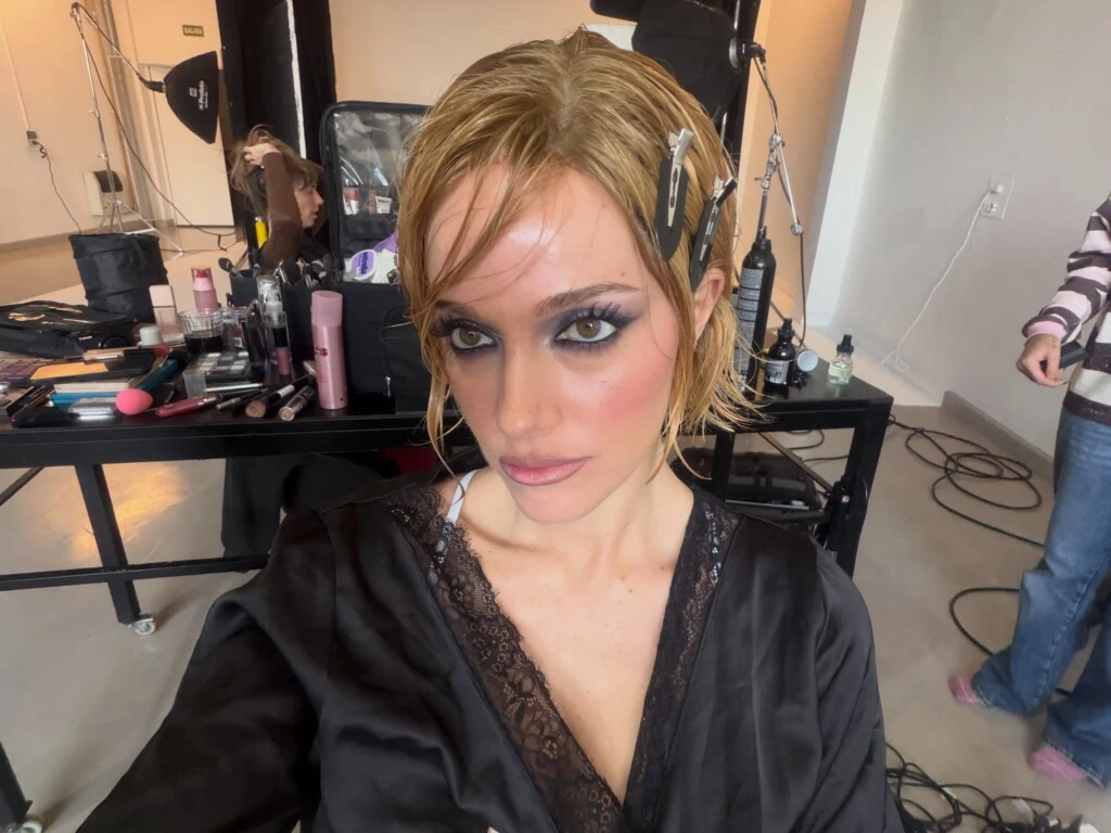 Oriana llevó una sombra satinada en tonos lila pastel y plateado, aplicada sobre todo el párpado móvil para crear un punto de luz frío y metalizado.