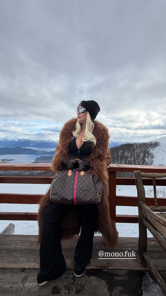 Esta vez, Wanda optó por un tapado de piel sintética largo en color café, en donde se pudo ver que acompañó el resto de la propuesta con pantalones acampanados de nieve, zapatillas negras y un sensual top escotado.