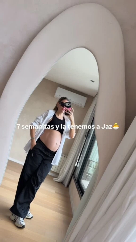 Sin embargo, más allá de su elección de moda, hubo otro detalle que se llevó todas las miradas: la fecha estimada para la llegada de su segunda hija.