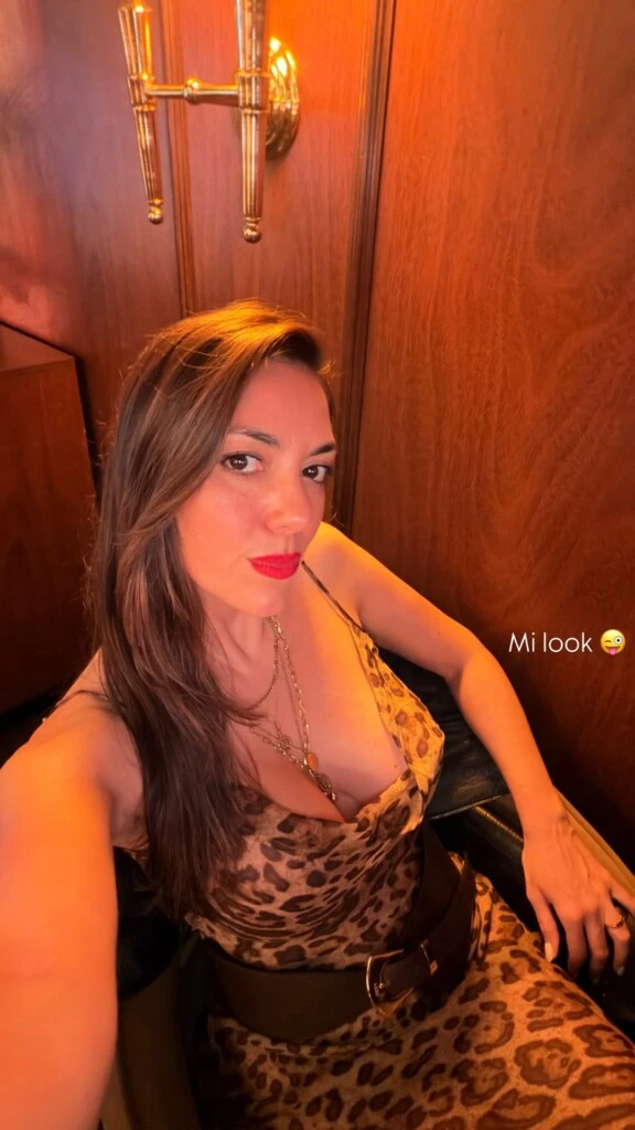 Para acompañar el escote del vestido, sumó gargantillas doradas que aportaron brillo y reforzaron la estética sensual del conjunto.