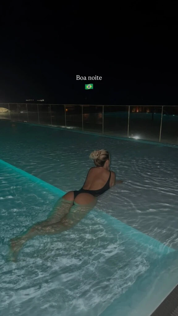 En ese escenario soñado, Wanda aprovechó para sacarse una foto muy sensual luciendo un traje de baño enterizo en color negro, recostada al borde de la pileta.