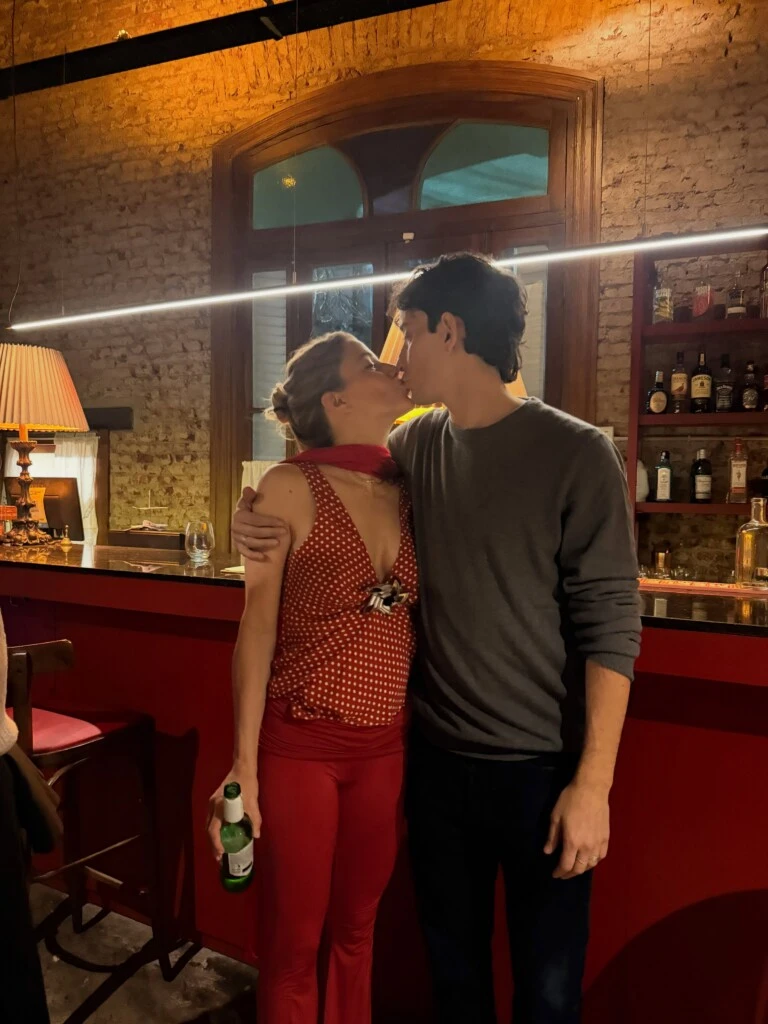 La propuesta mantiene la esencia que Justina y Máximo buscaron desde el comienzo, pero suma la experiencia de compartir la comida en un espacio especialmente pensado para recibir a los comensales.