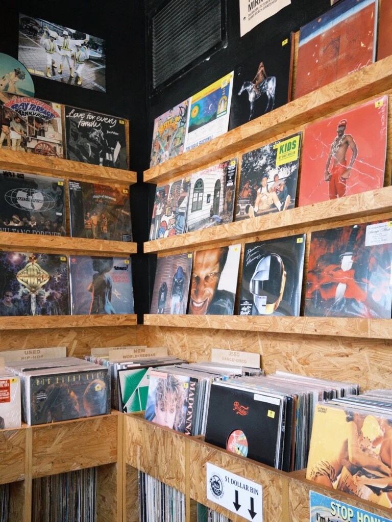 Las postales permiten ver parte del universo profesional en el que la joven comenzó a desenvolverse después de su reciente acuerdo con Sony Music y 5020 RCRDS.
