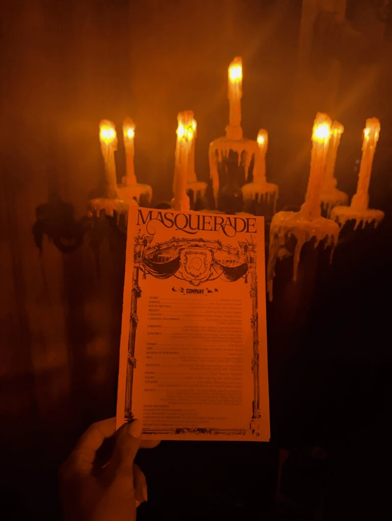 “Algo que se parece a Sleep No More pero es El Fantasma de la Ópera y te pega una canción que vas a estar cantando por días”, relató sobre un folleto de la obra.