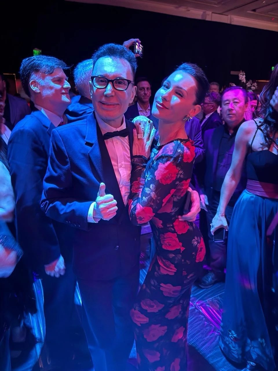 El secreto de Pampita para un look de alto impacto el estampado floral y los detalles en rojo que marcan tendencia 