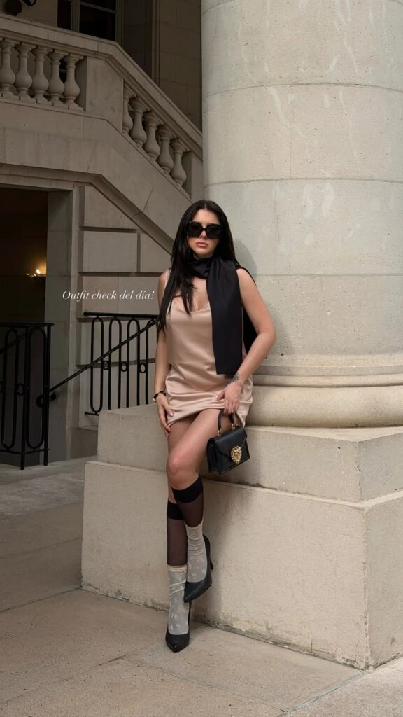 La pieza central del look fue un mini vestido satinado en tono champagne, de líneas simples y silueta fluida.