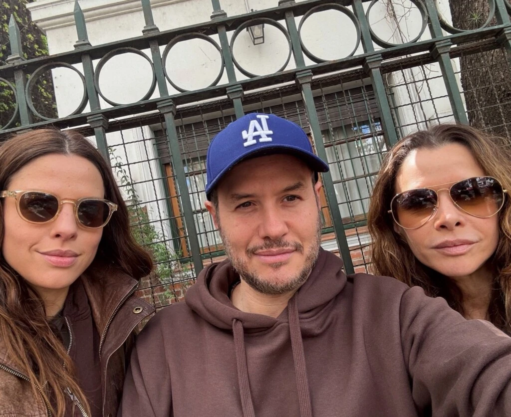 Rosario, Martín y Julieta en el frente de la casa de Luis