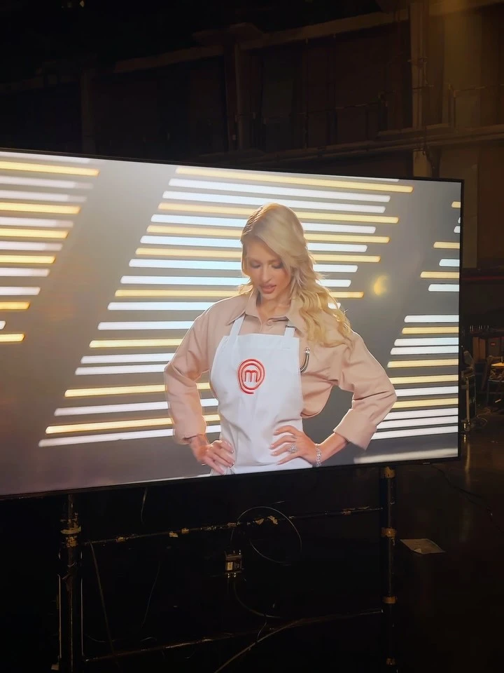 Marta eligió llevar su melena rubia peinada hacia un costado y con ondas abiertas de gran volumen. 