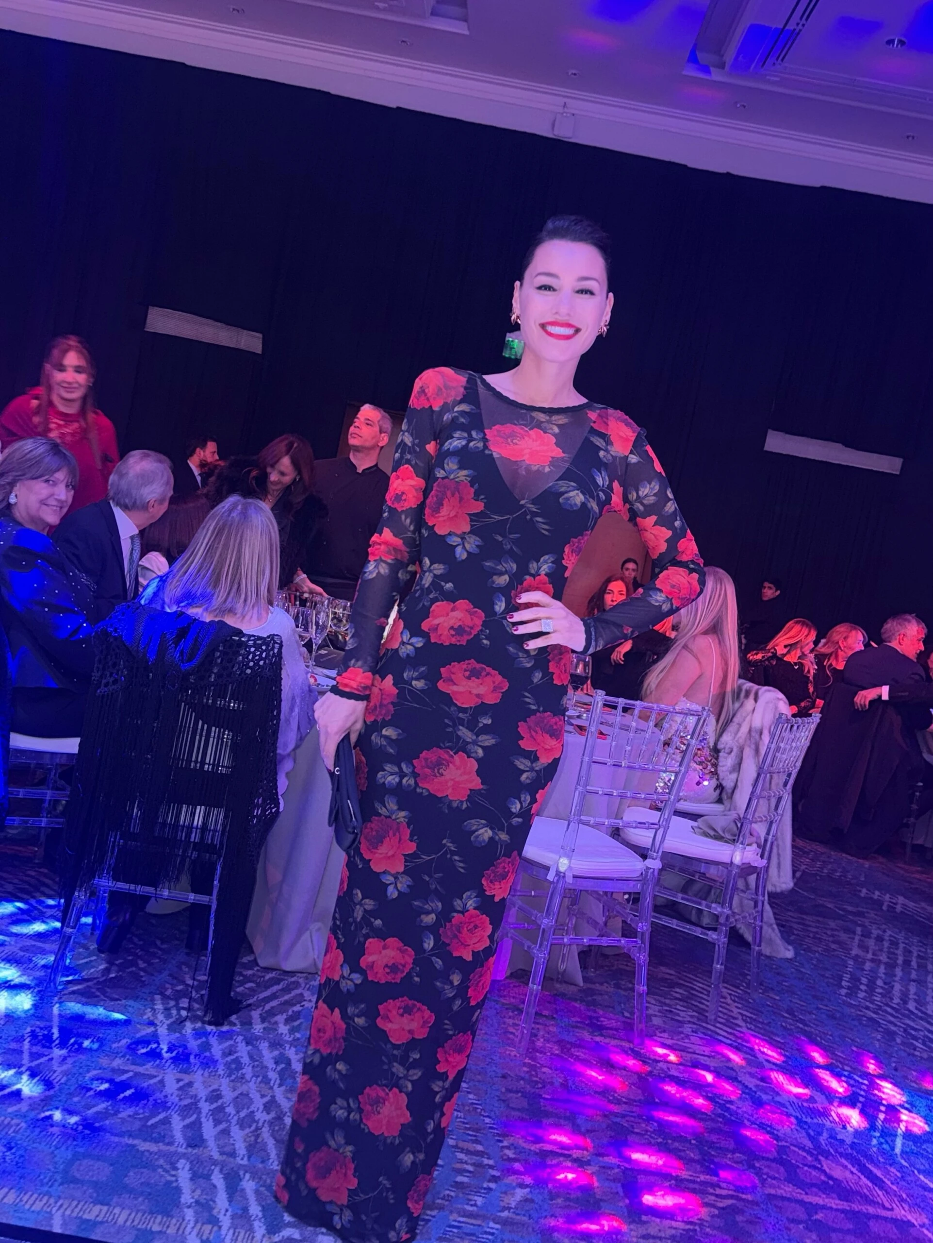 El secreto de Pampita para un look de alto impacto el estampado floral y los detalles en rojo que marcan tendencia 