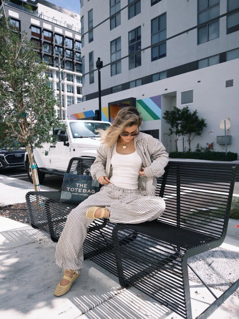 En otra de las postales, apostó por el estampado a rayas. Esta vez llevó una musculosa blanca junto con un abrigo y un pantalón con rayas en blanco y marrón.