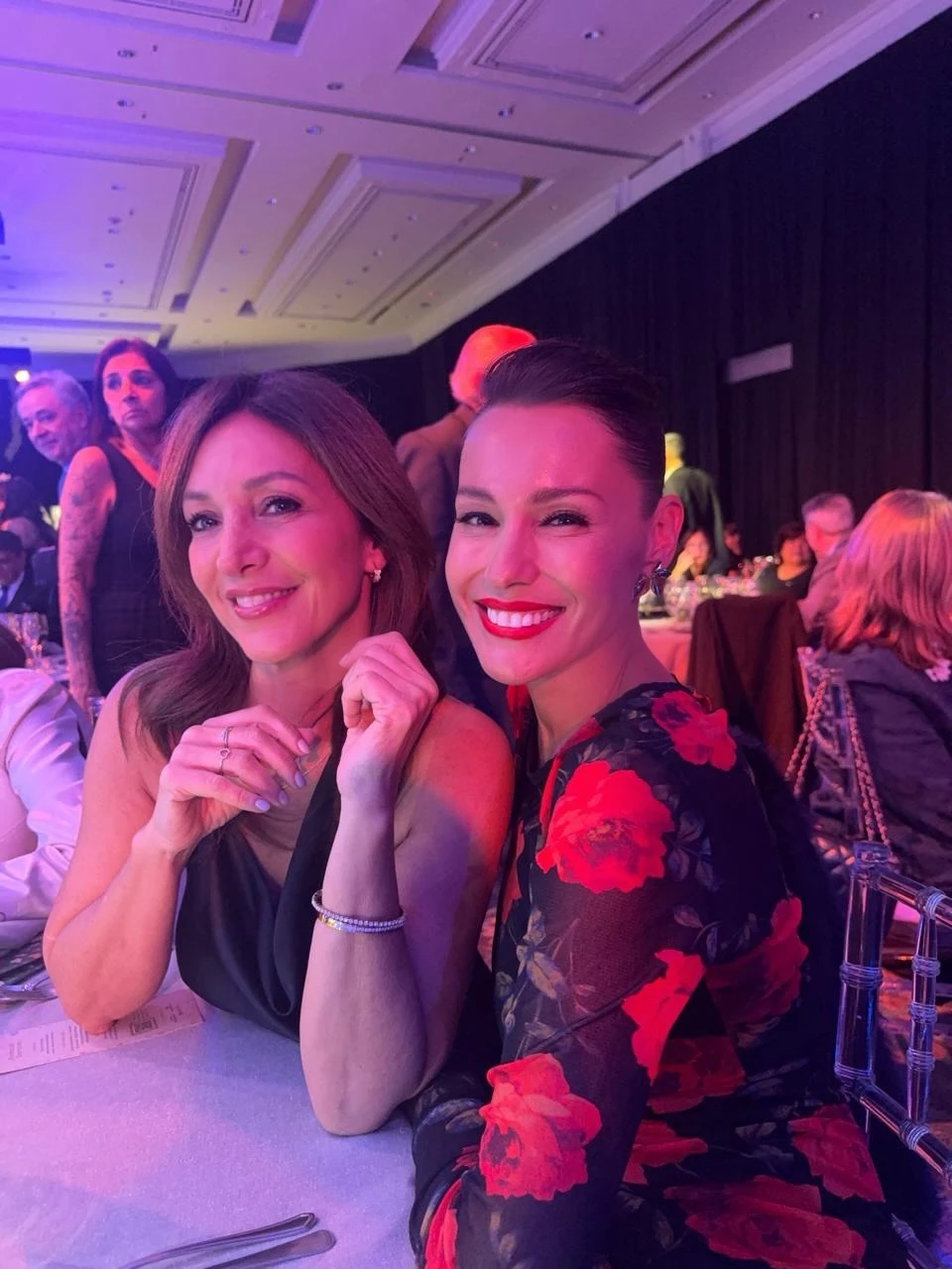 El secreto de Pampita para un look de alto impacto el estampado floral y los detalles en rojo que marcan tendencia 