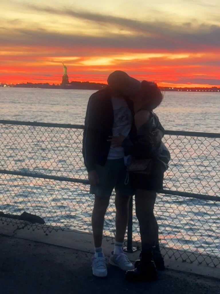 Para coronar el álbum de fotos, la actriz eligió una imagen de alto impacto romántico: un beso apasionado con el mar y un cielo anaranjado al atardecer de fondo, sellando una de las escapadas más especiales de la pareja.