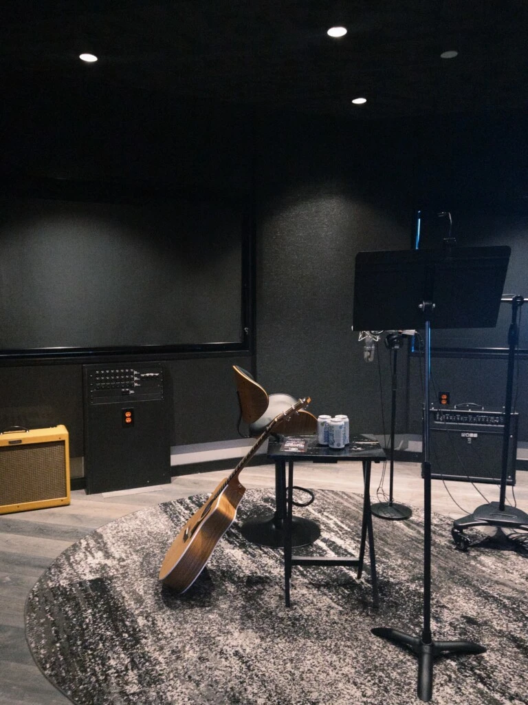 Allí, Muna mostró diferentes instrumentos y espacios dedicados a la producción musical, dejando ver parte del proceso que atraviesa detrás de escena.