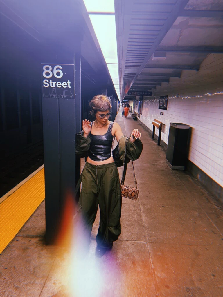 Celeste combinó un top musculosa negro con una campera y pantalón oversized en tono verde oliva, un dúo que es furor esta temporada. 