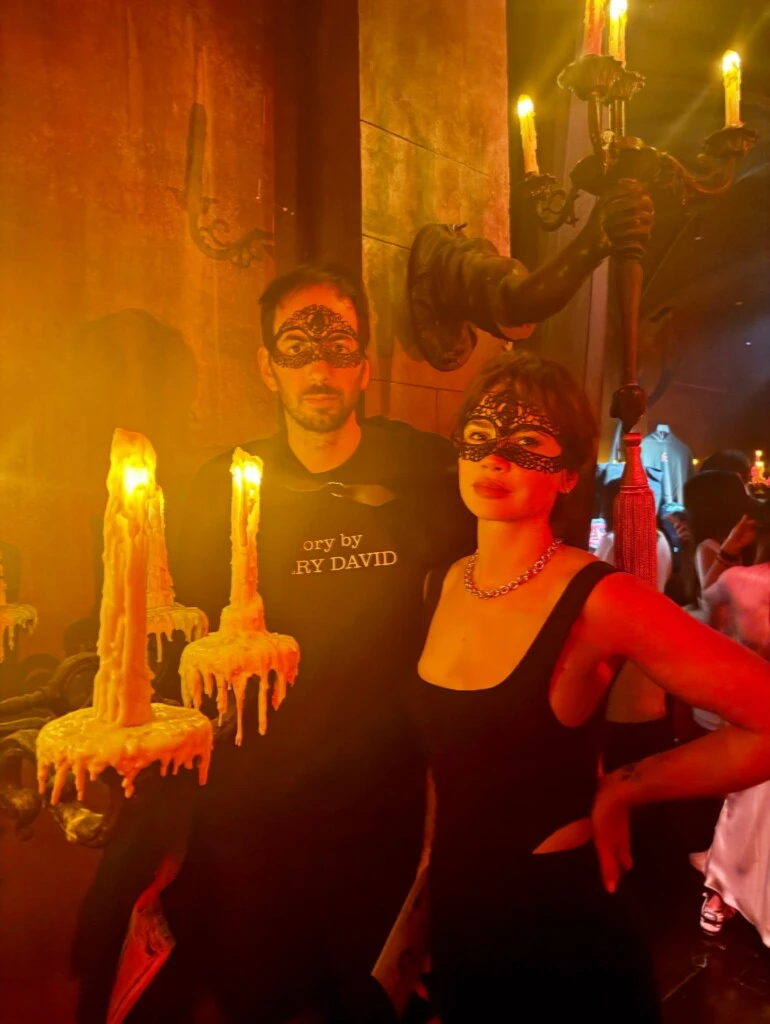 Poco después, la artista mostró una postal donde ambos posaron luciendo las máscaras características de la temática del show. 