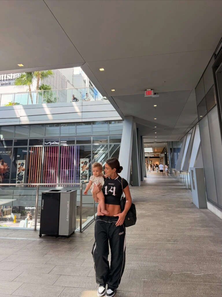 Para una salida al centro comercial, Cami apostó por un outfit urbano y relajado.