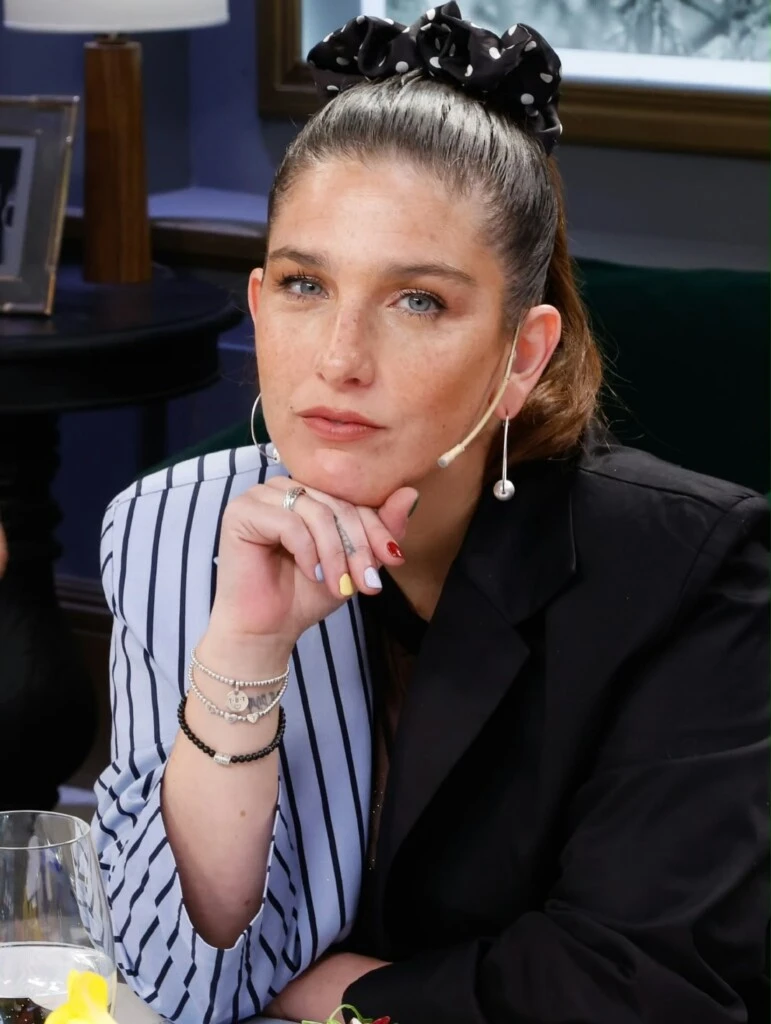 La pieza estelar del vestuario fue un blazer de corte oversize con una marcada propuesta asimétrica.