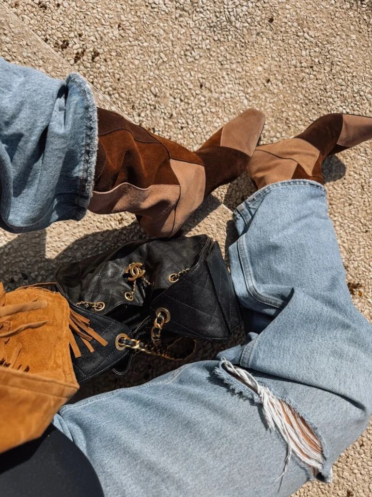 Para completar la propuesta, la influencer eligió un jean celeste de pierna ancha, con una silueta relajada y terminaciones desflecadas en el ruedo.