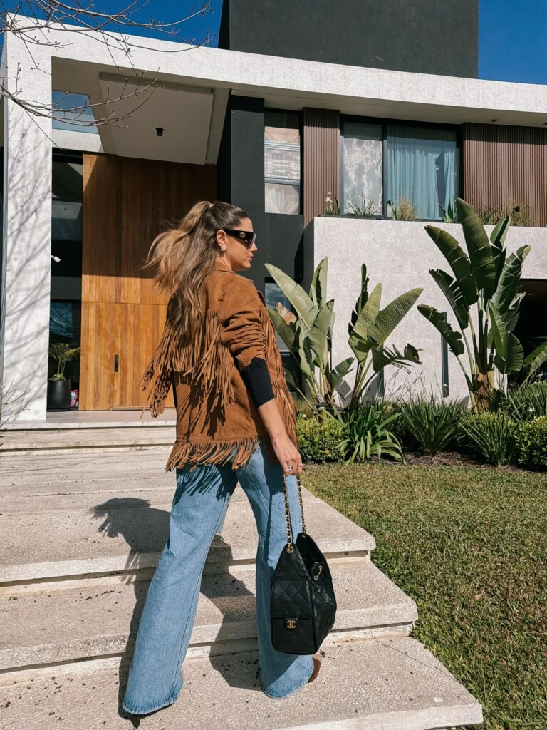 Uno de los accesorios que terminó de elevar el estilismo fue un bolso negro acolchado con cadena dorada, que la modelo llevó cruzado sobre el cuerpo.