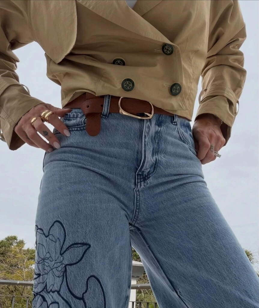 Nicole sumó un cinturón de cuero en tono suela con hebilla dorada de formato orgánico, generando un contraste cálido frente a la tonalidad del denim.