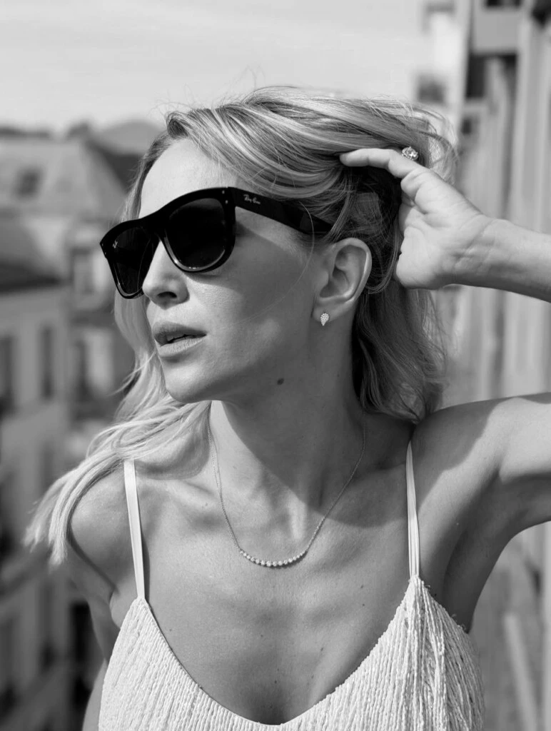 El beauty look aportó la frescura necesaria para un atuendo sofisticado en la capital francesa. La actriz lució su melena rubia suelta con ondas desenfadadas de acabado muy natural.