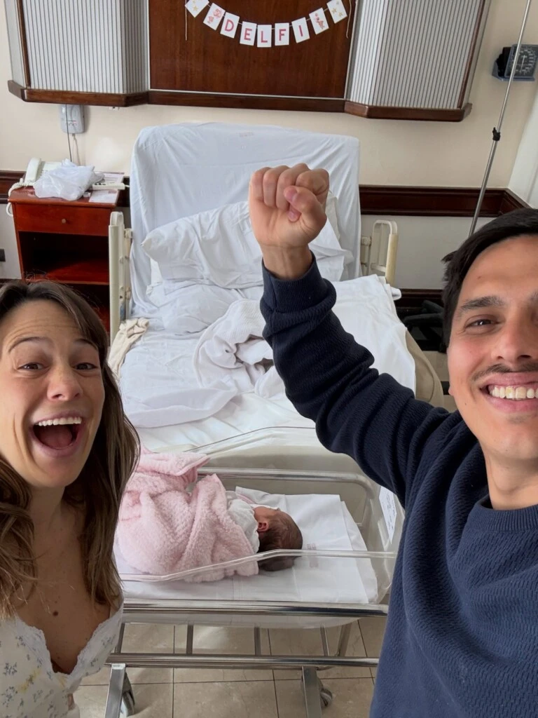 Entre ellas, aparecieron imágenes de Delfina mientras se alimentaba junto a su mamá, momentos de Mica y Tomás con la bebé y distintas escenas compartidas con sus familiares.