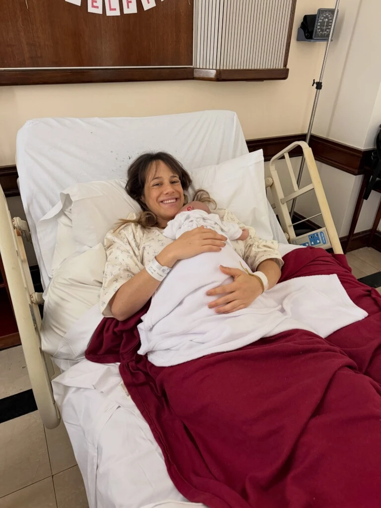 Mica y su hija recién nacida.
