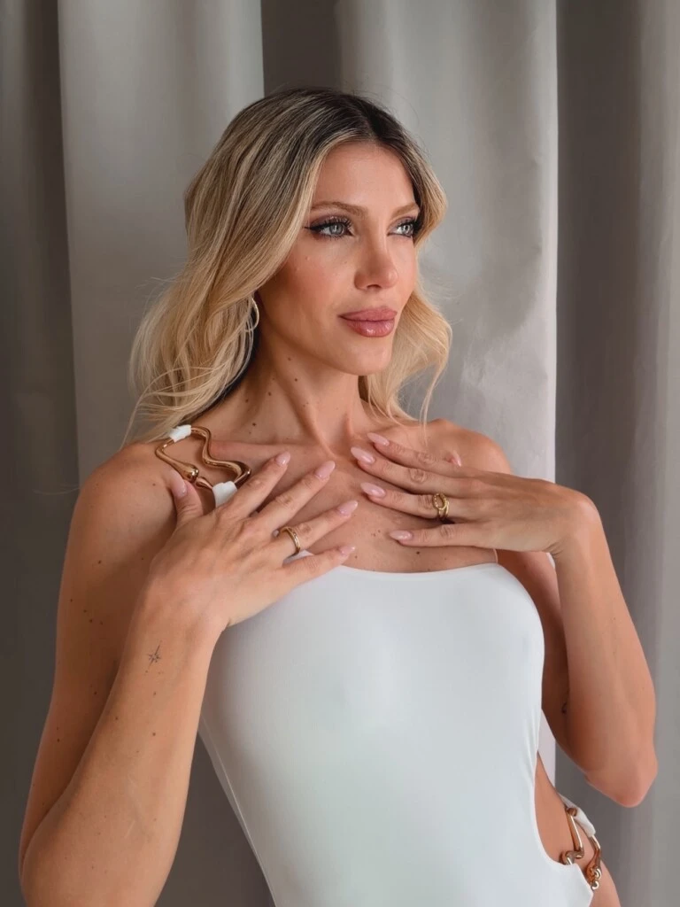 En cuanto a las joyas, sumó finos anillos delgados en oro amarillo que hicieron juego en perfecta sintonía con el tono cálido de los herrajes del vestido.