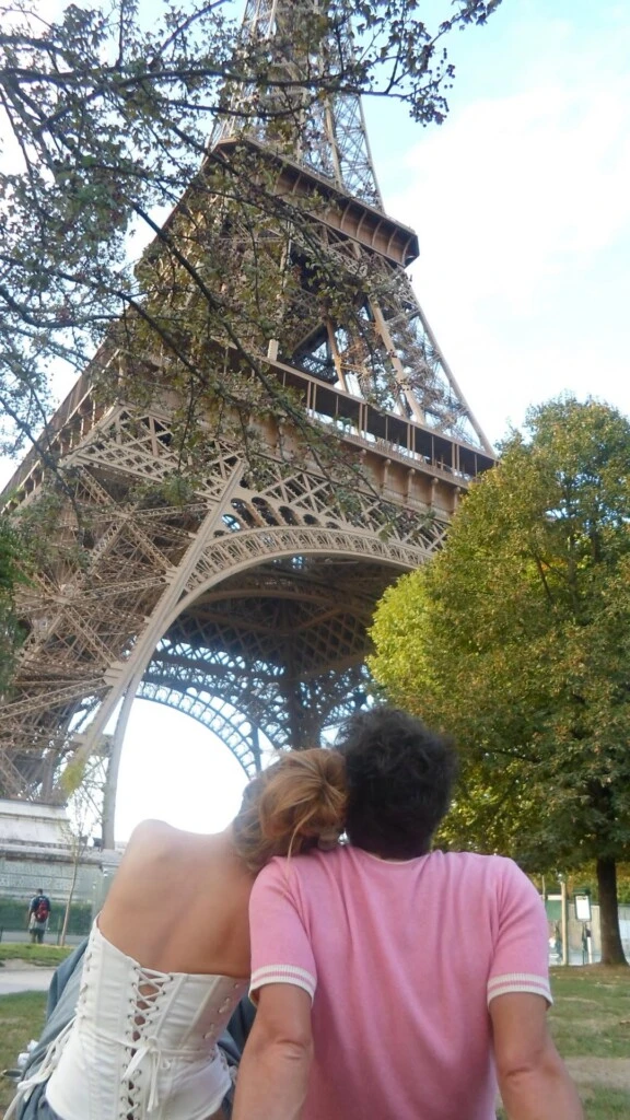 En París, compartió momentos románticos con su esposa y tiernas escenas familiares con su hija, que atraviesa su adolescencia.