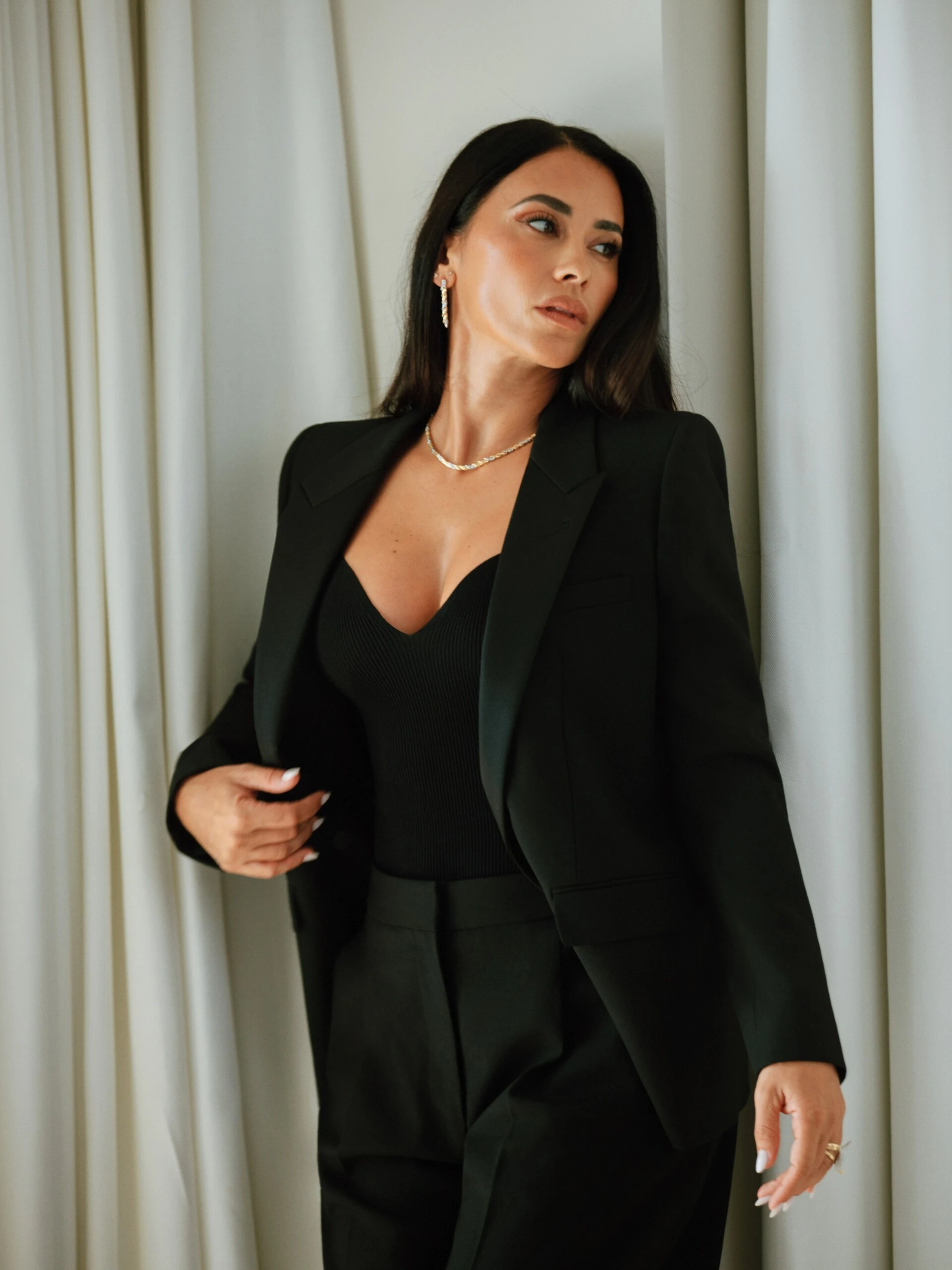 El elegante look de Antonela Roccuzzo para Tiffany: traje negro y joyas