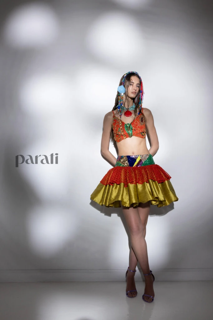 Top mariposa y minifalda con volados @benitofernandezatelier Vincha, aros y collar de piedras y cerámica @beuniverso para @benitofernandezatelier Sandalias de satin @lachicadelosstilettos