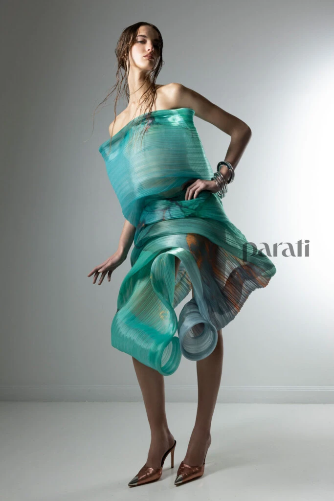 Vestido de organza de vinilo plisada @fabianzittaofficial y mules de seda y metal @claudebenardshoes para @fabianzittaofficial Pulseras de acrílico y brazalete de metal @lunagarzonaccesorios.