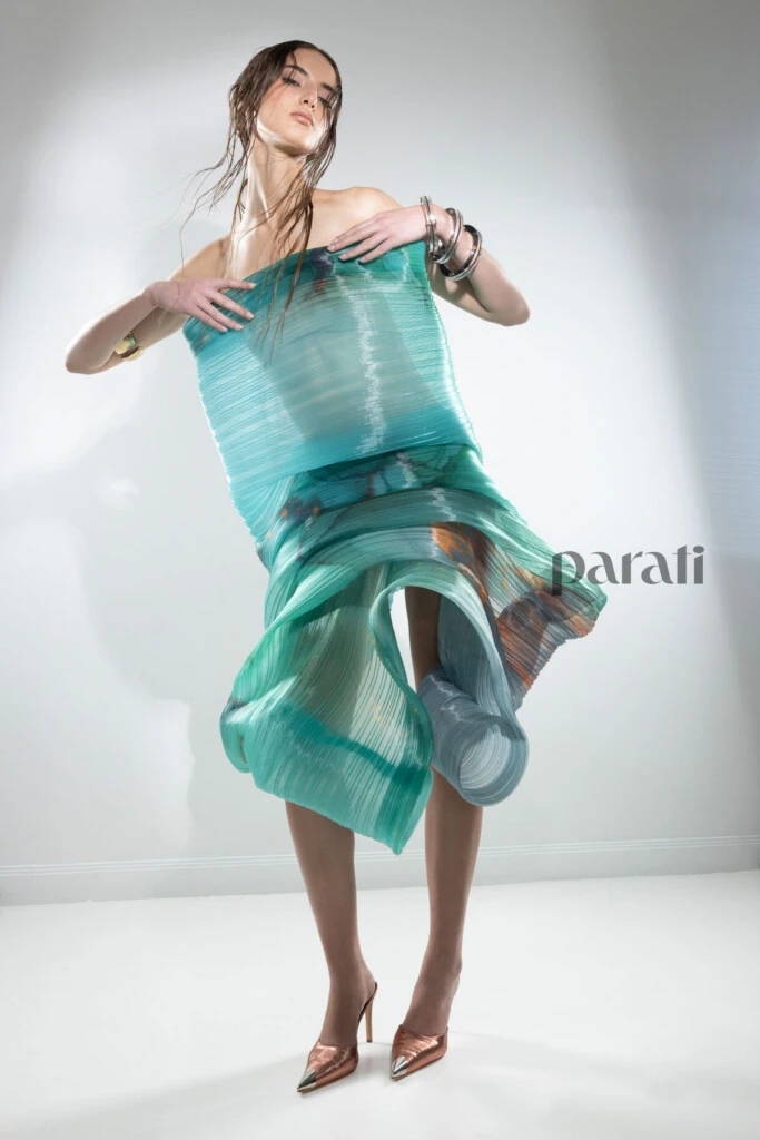 Vestido de organza de vinilo plisada @fabianzittaofficial y mules de seda y metal @claudebenardshoes para @fabianzittaofficial Pulseras de acrílico y brazalete de metal @lunagarzonaccesorios.
