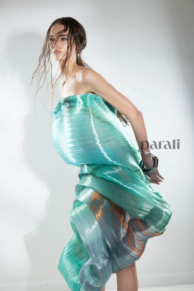 Vestido de organza de vinilo plisada @fabianzittaofficial y mules de seda y metal @claudebenardshoes para @fabianzittaofficial Pulseras de acrílico y brazalete de metal @lunagarzonaccesorios.