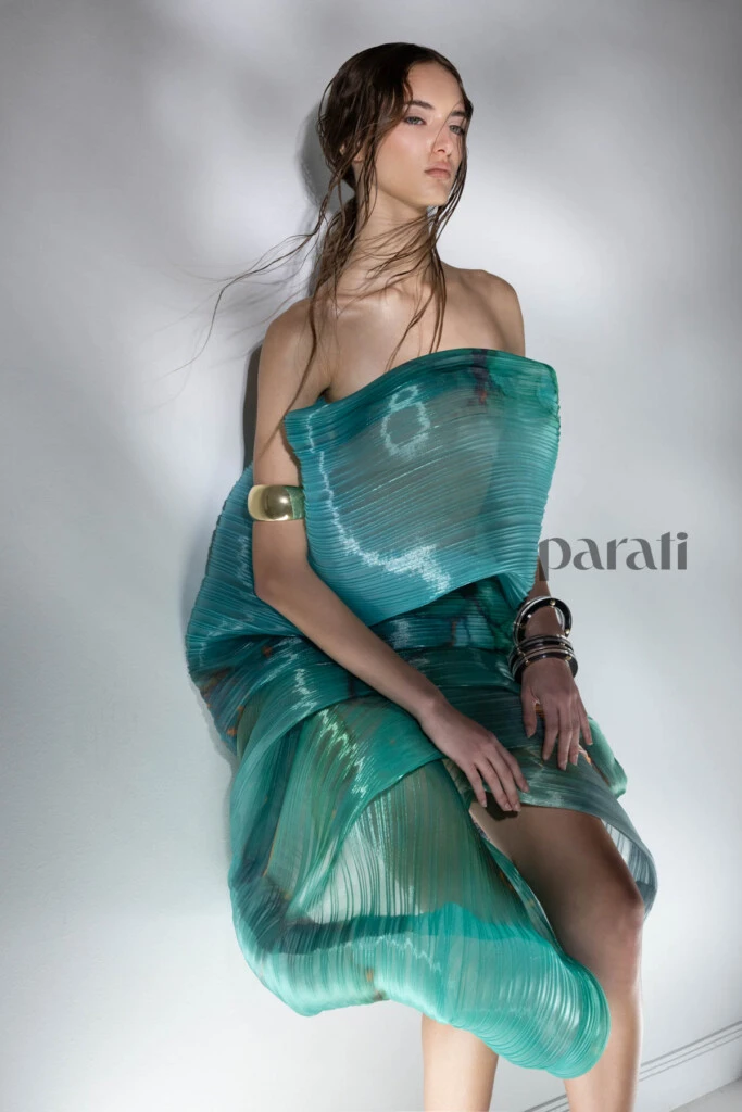 Vestido de organza de vinilo plisada @fabianzittaofficial y mules de seda y metal @claudebenardshoes para @fabianzittaofficial Pulseras de acrílico y brazalete de metal @lunagarzonaccesorios.