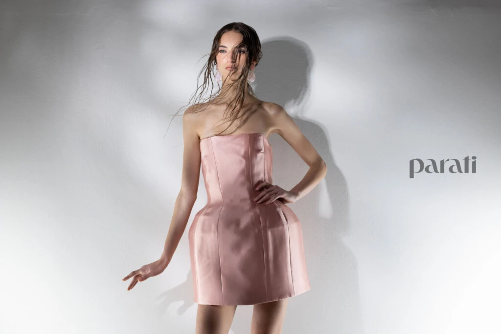 Vestido strapless corto de seda con ballenas @adrianbrownofficial Aros de piedras @lunagarzonaccesorios y guillerminas de cuero con flor @landa_brands.ar.