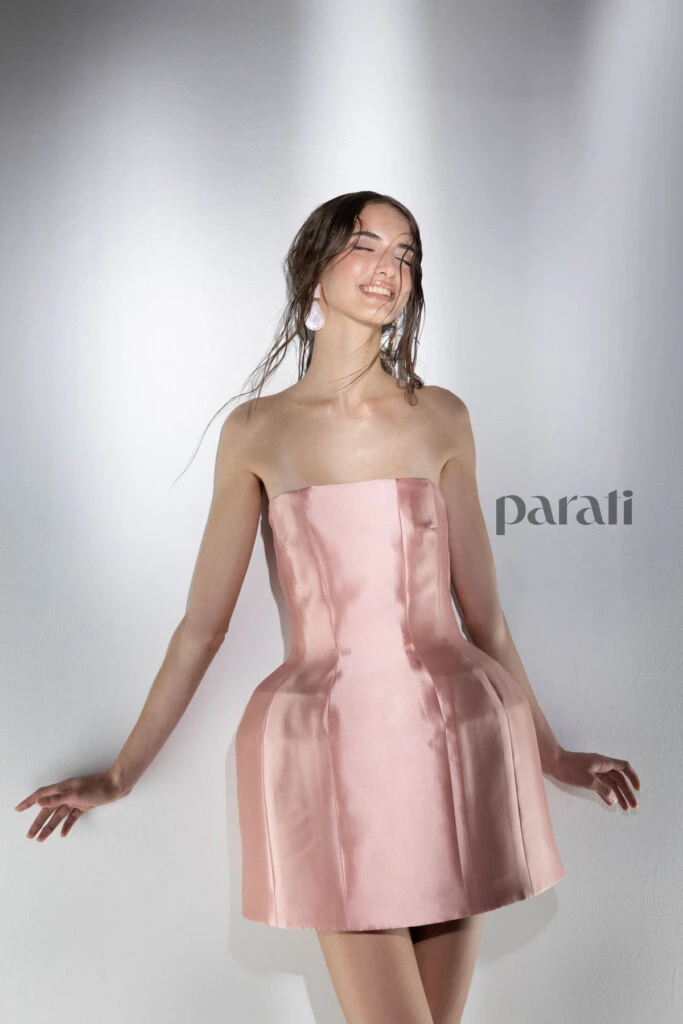 Vestido strapless corto de seda con ballenas @adrianbrownofficial Aros de piedras @lunagarzonaccesorios y guillerminas de cuero con flor @landa_brands.ar.