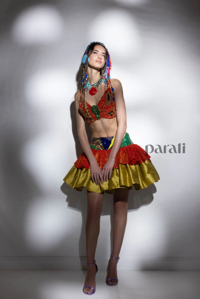 Top mariposa y minifalda con volados @benitofernandezatelier Vincha, aros y collar de piedras y cerámica @beuniverso para @benitofernandezatelier Sandalias de satin @lachicadelosstilettos