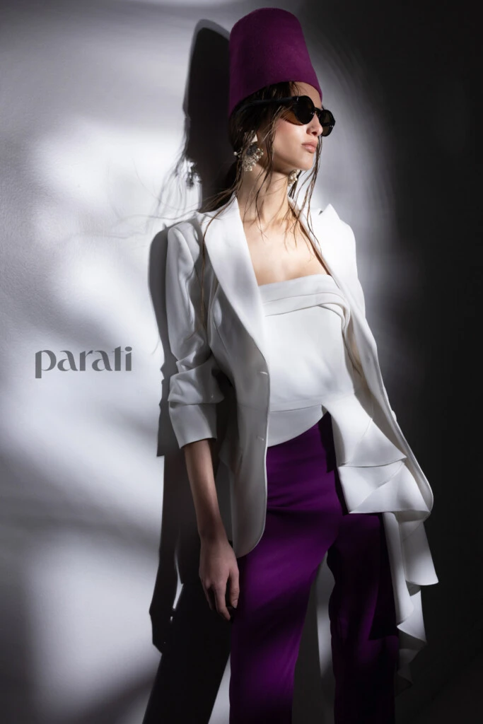 Tailleur de saco, top irregular y pantalón @gustavocadile Sombrero vintage anteojos @bplusd y aros @flaneurba.