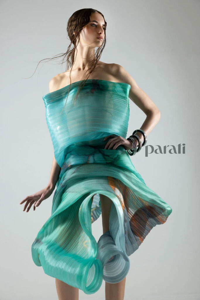 Vestido de organza de vinilo plisada @fabianzittaofficial y mules de seda y metal @claudebenardshoes para @fabianzittaofficial Pulseras de acrílico y brazalete de metal @lunagarzonaccesorios.