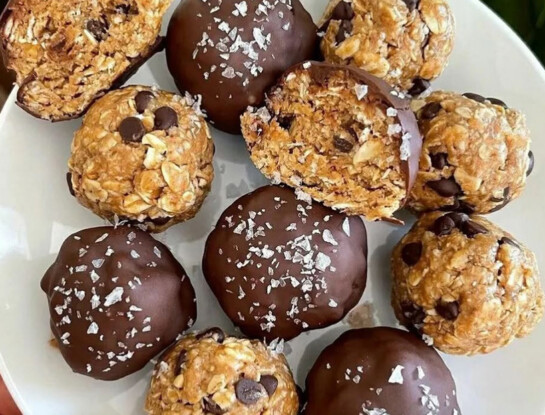 Trufas saludables de avena y maní: la receta fácil y deliciosa que se prepara en minutos